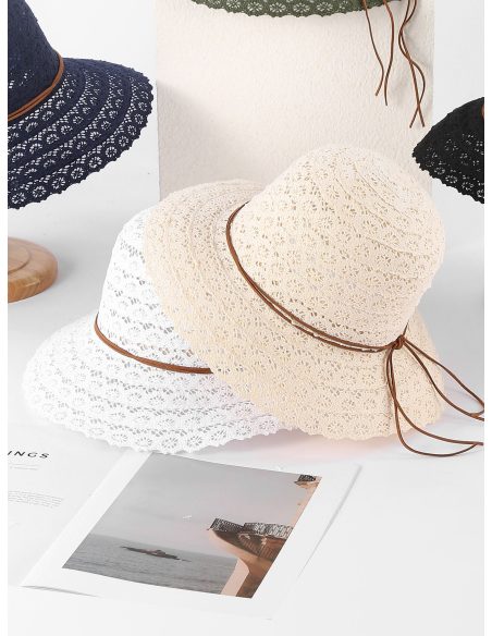 Durchbrochener Basthut mit gewellter Krempe und Kordel