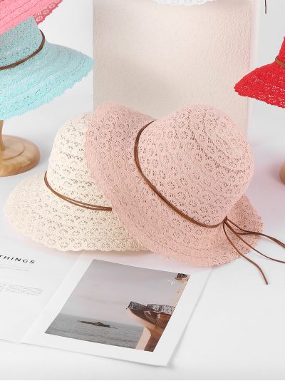 Sombrero de rafia calado con ala ondulada y cordón