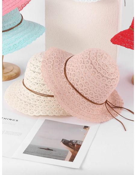 Cappello in rafia traforata con tesa ondulata e cordino