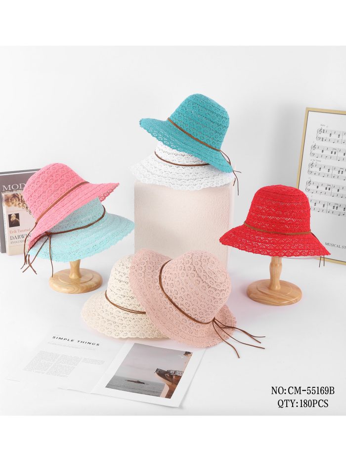 Cappello in rafia traforata con tesa ondulata e cordino