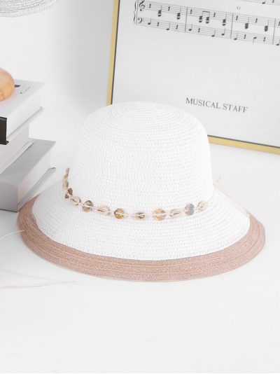Sombrero de rafia tipo cloche con conchas y borde a contraste