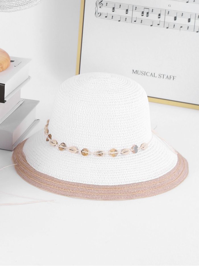 Sombrero de rafia tipo cloche con conchas y borde a contraste