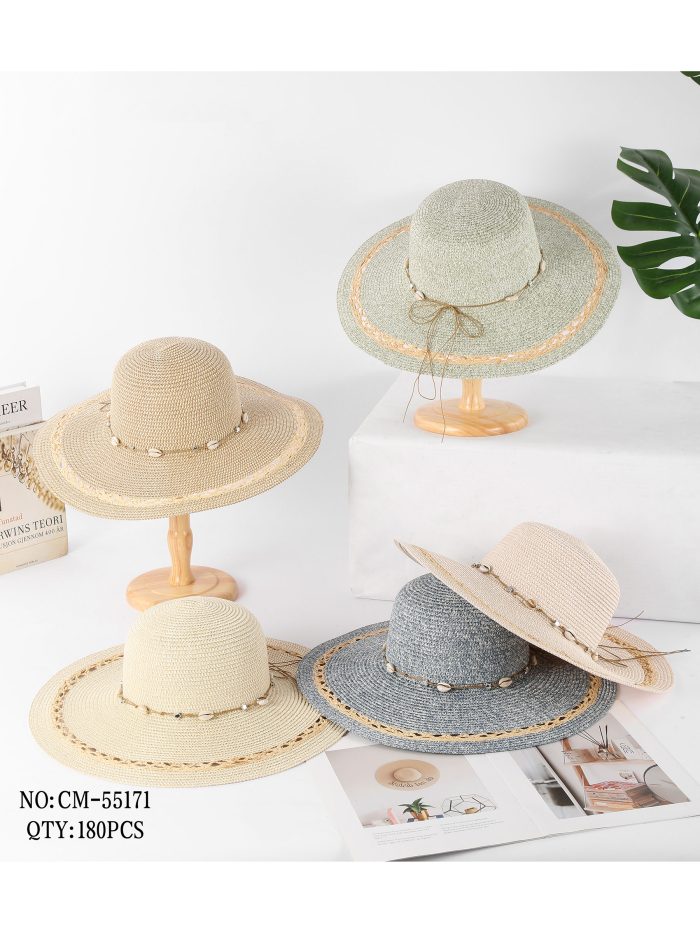 Cappello in rafia a tesa larga con conchiglie e bordo traforato