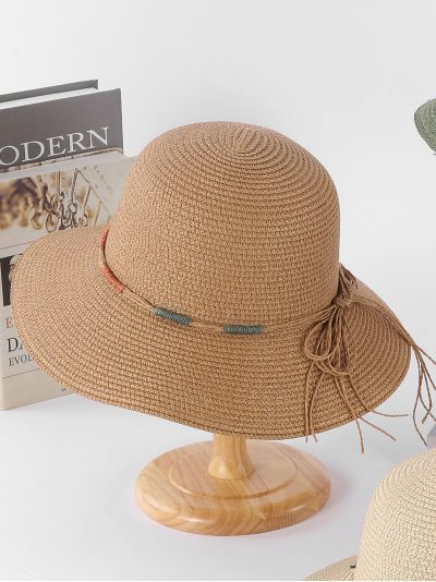 Sombrero de rafia tipo cloche con cordón multicolor