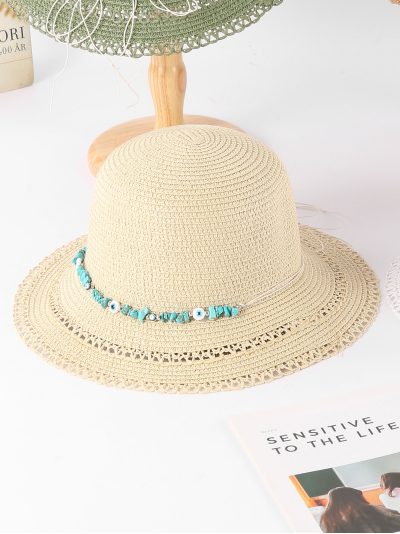 Sombrero de rafia calado con cordón de cuentas turquesa