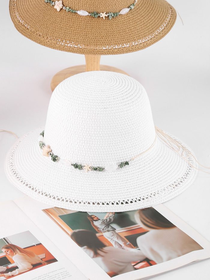 Sombrero de rafia con banda de conchas y cuentas