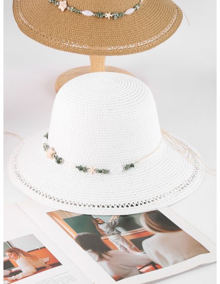 Sombrero de rafia con banda de conchas y cuentas