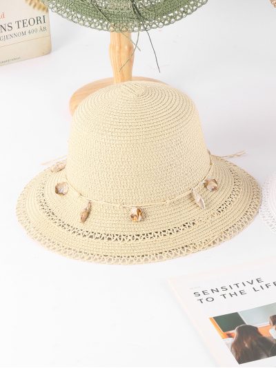 Sombrero de rafia con conchas colgantes decorativas