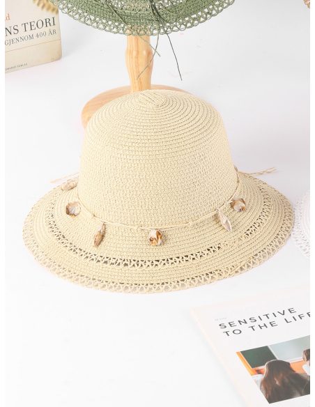 Sombrero de rafia con conchas colgantes decorativas