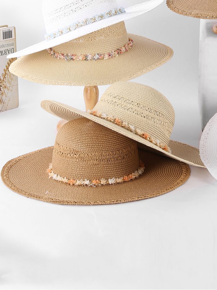 Cappello in rafia a tesa larga con fascia multicolore