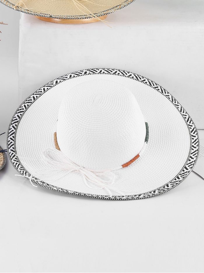 Sombrero de rafia de ala ancha con ribete étnico y cordón multicolor