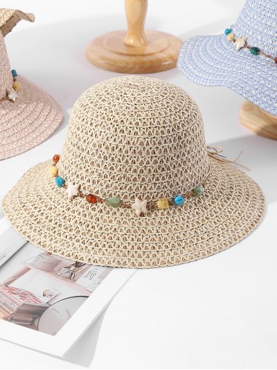 Sombrero de rafia calado con cuentas y estrellas de mar