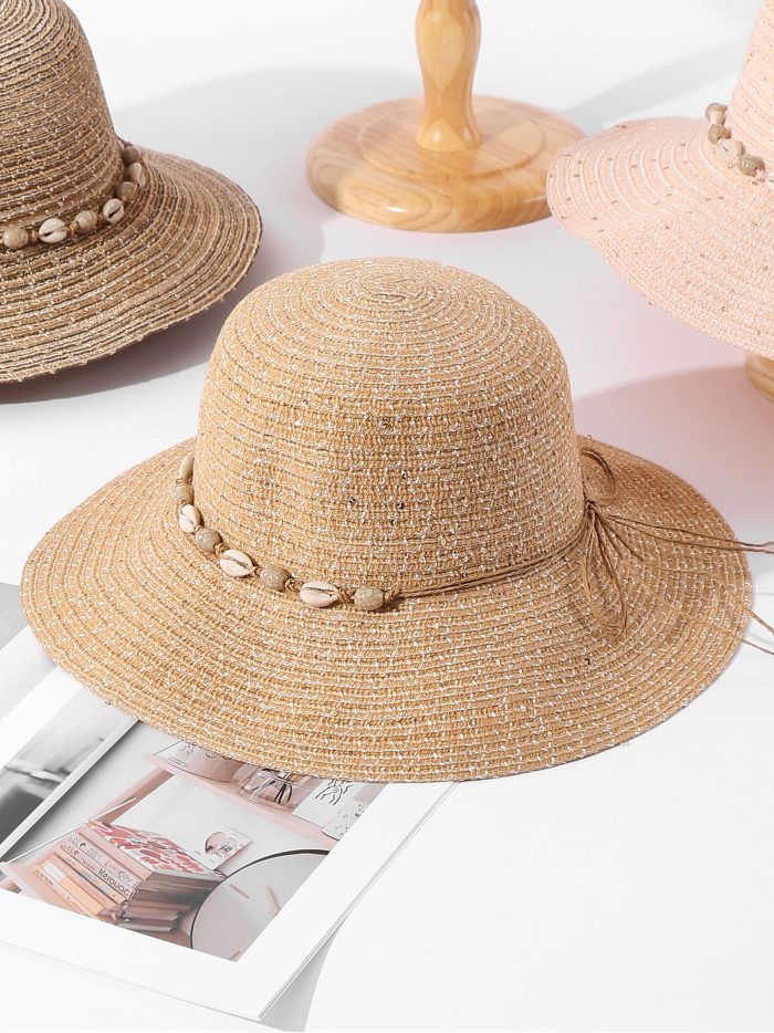 Sombrero de rafia con banda de conchas
