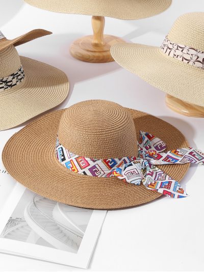 Sombrero de rafia ala ancha con pañuelo estampado