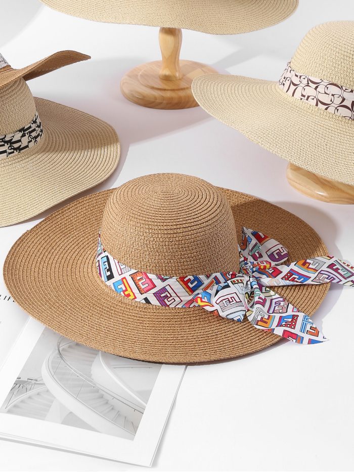 Sombrero de rafia ala ancha con pañuelo estampado