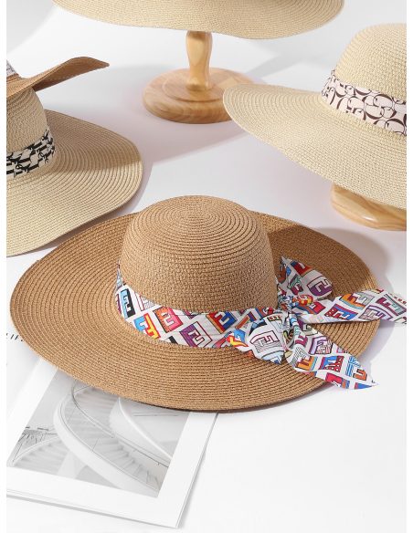 Sombrero de rafia ala ancha con pañuelo estampado