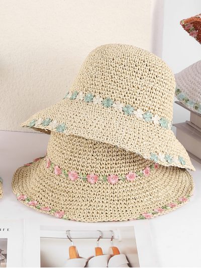 Sombrero de crochet con flores bordadas