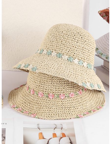 Bonnet au crochet orné de fleurs brodées