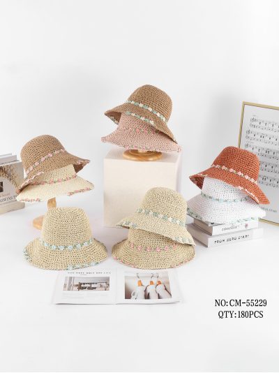 Sombrero de crochet con flores bordadas 2