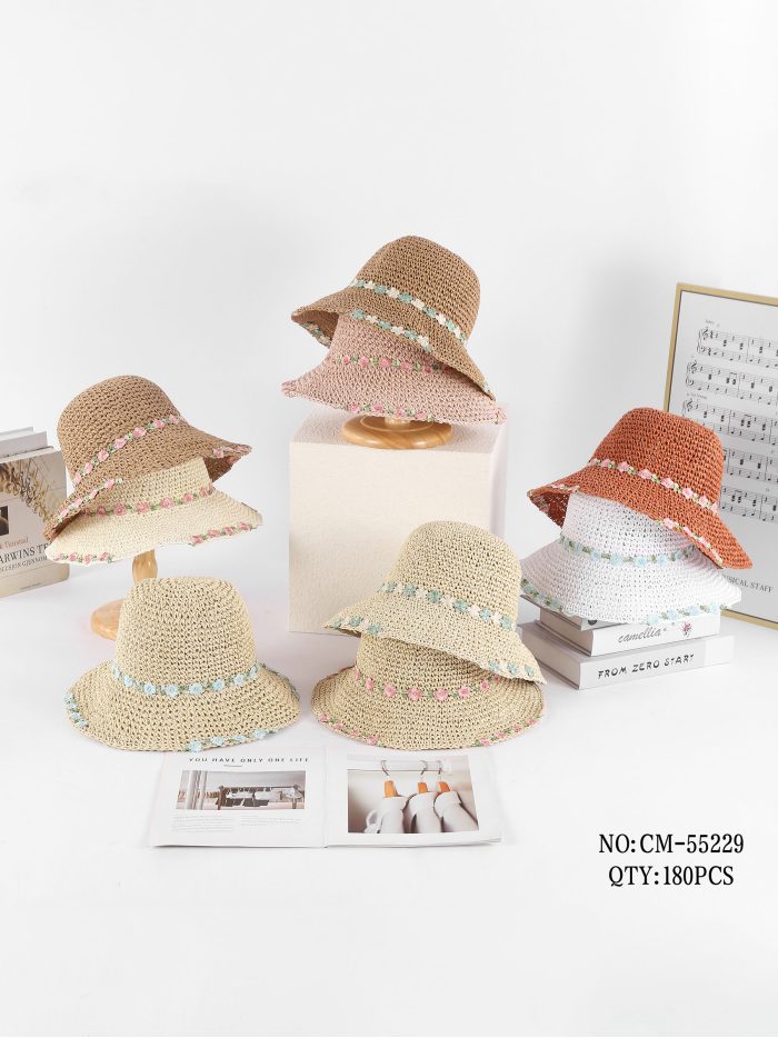 Bonnet au crochet orné de fleurs brodées