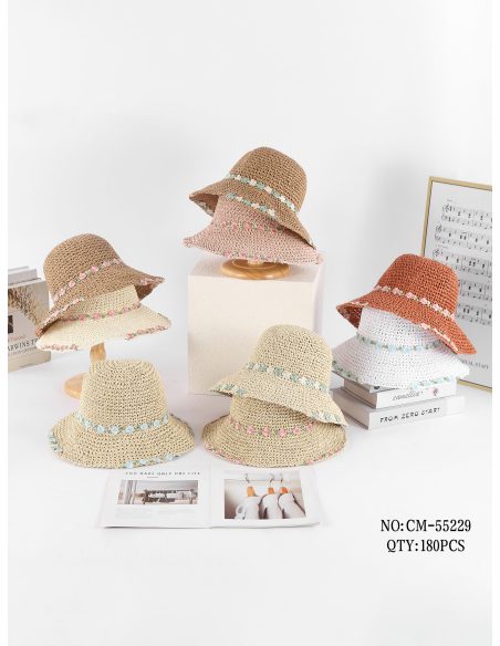 Bonnet au crochet orné de fleurs brodées