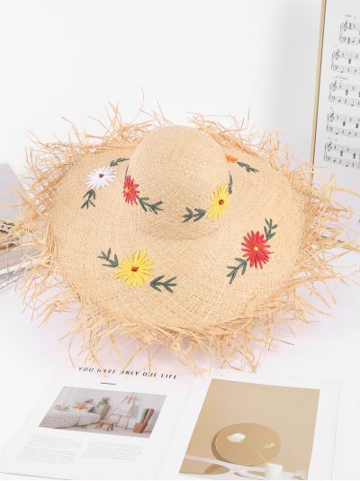 Sombrero de paja con flores bordadas y ala desflecada