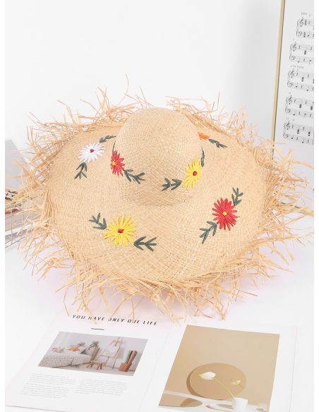 Sombrero de paja con flores bordadas y ala desflecada