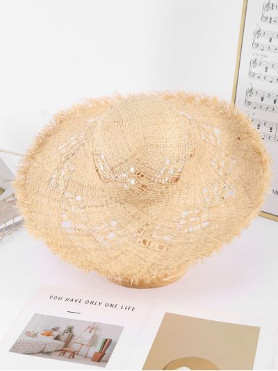 Sombrero de paja calado con ala deshilachada