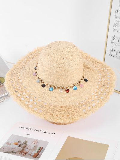 Sombrero de paja calado con cadena de charms multicolor