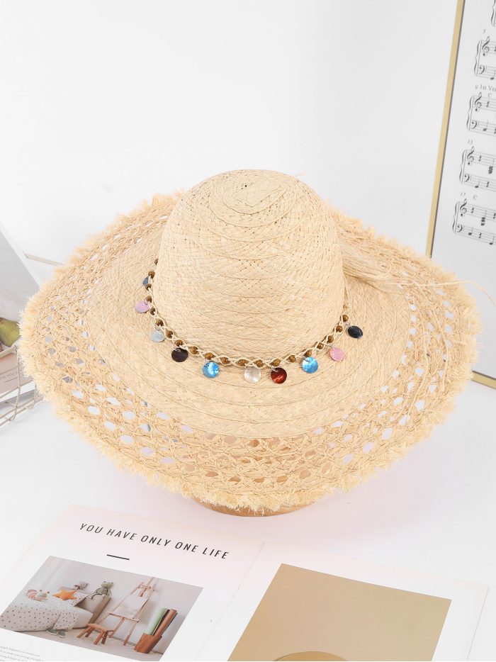 Sombrero de paja calado con cadena de charms multicolor