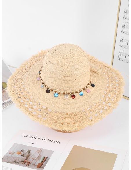 Sombrero de paja calado con cadena de charms multicolor