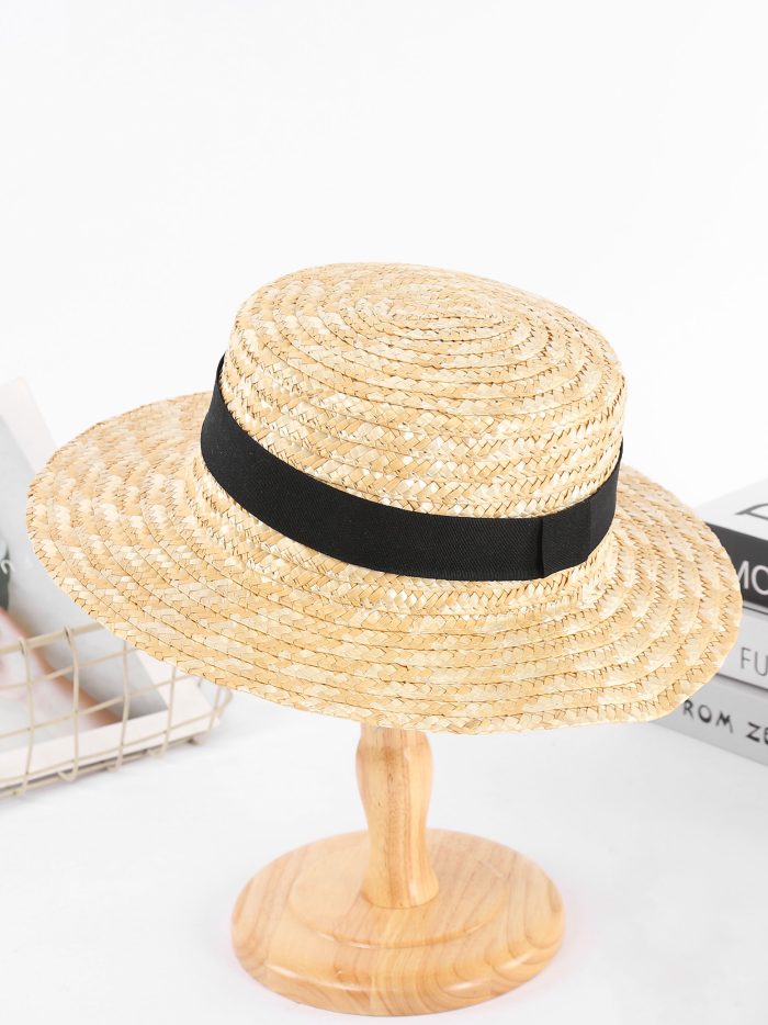 Strohhut mit schwarzem Band