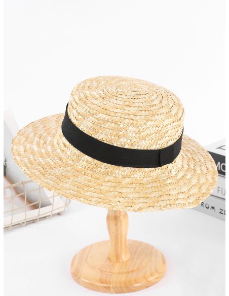 Strohhut mit schwarzem Band