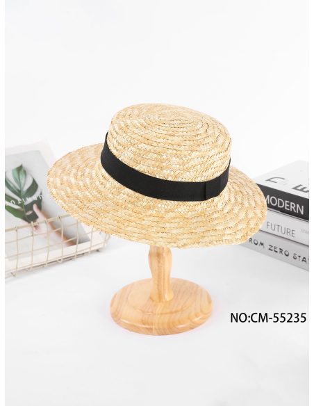 Strohhut mit schwarzem Band