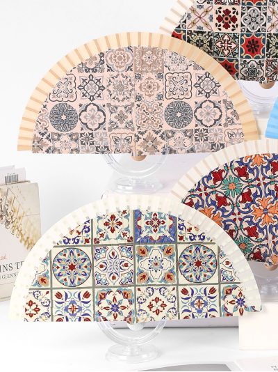 Abanico de madera estampado mosaico