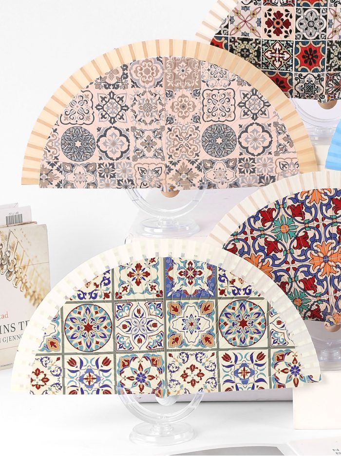 Abanico de madera estampado mosaico