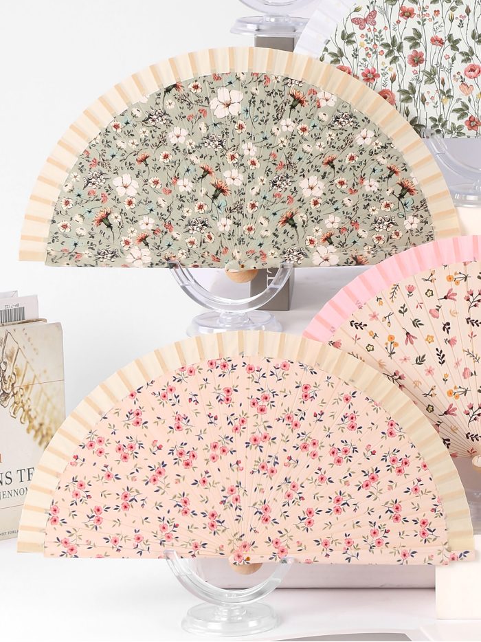 Éventail en bois à motif floral