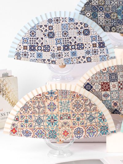 Abanico de madera estampado mosaico