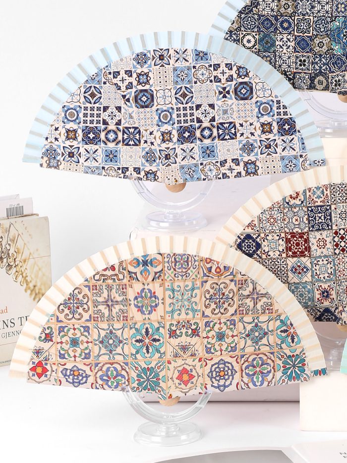 Abanico de madera estampado mosaico