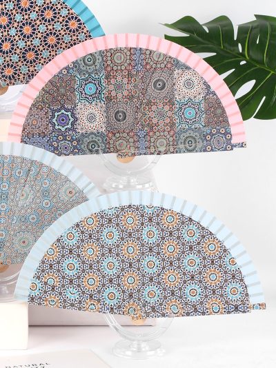 Abanico de madera estampado geométrico