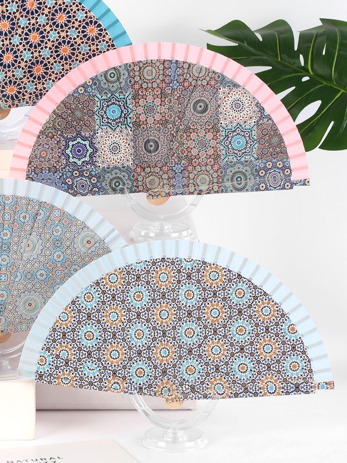 Abanico de madera estampado geométrico