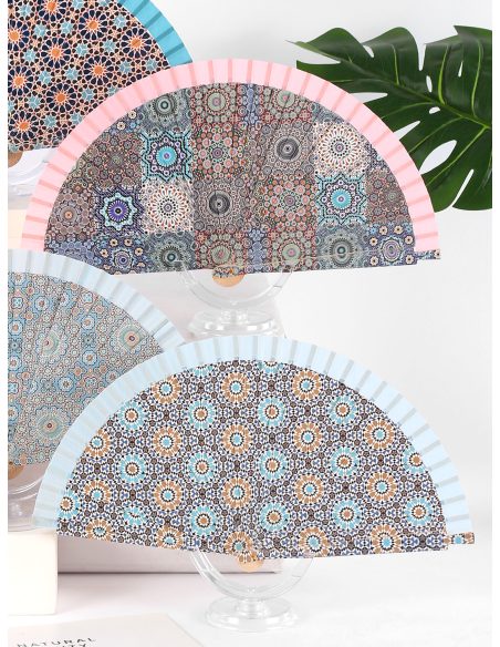 Abanico de madera estampado geométrico