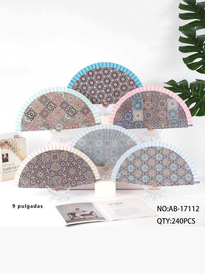 Abanico de madera estampado geométrico