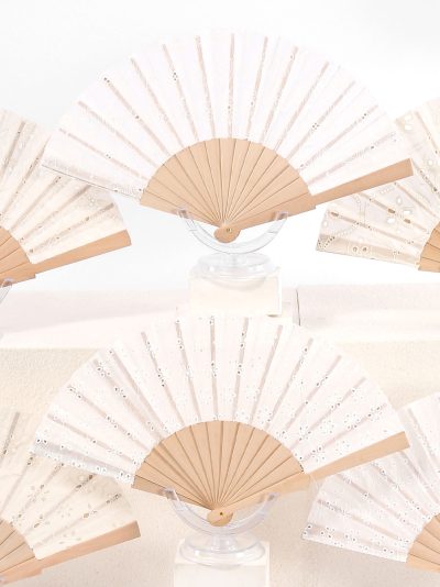 Abanico de madera con tela bordada