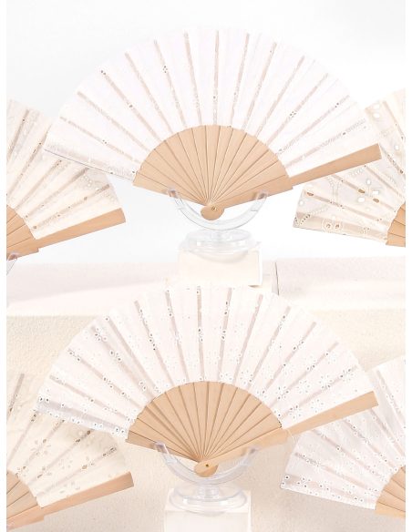 Leque de madeira com tecido bordado