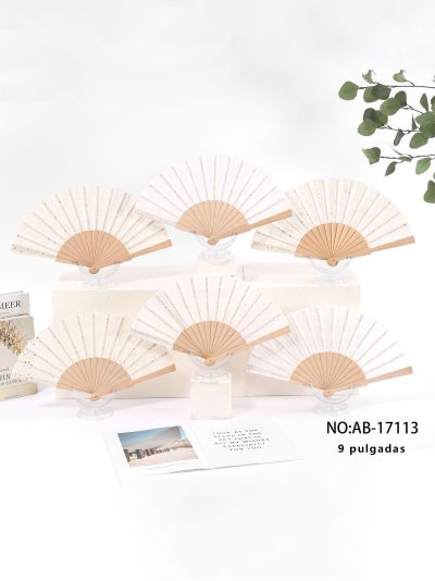 Abanico de madera con tela bordada 2