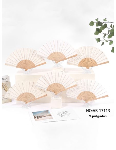Leque de madeira com tecido bordado