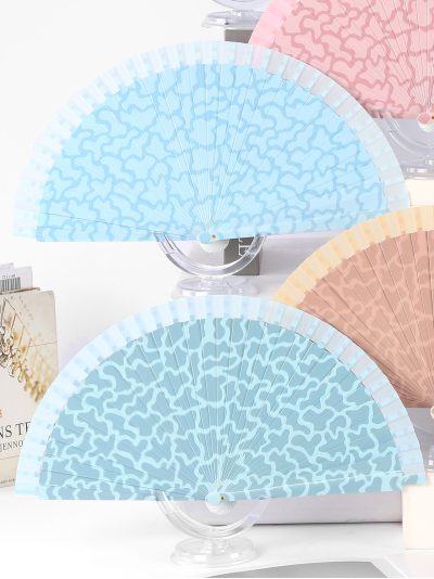 Abanico de madera estampado geométrico