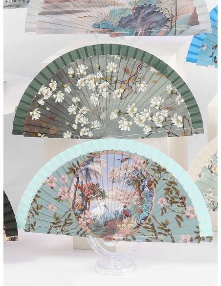 Éventail en bois orné d'un motif de paysage oriental