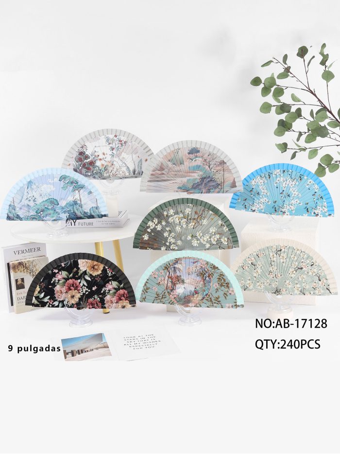 Éventail en bois orné d'un motif de paysage oriental